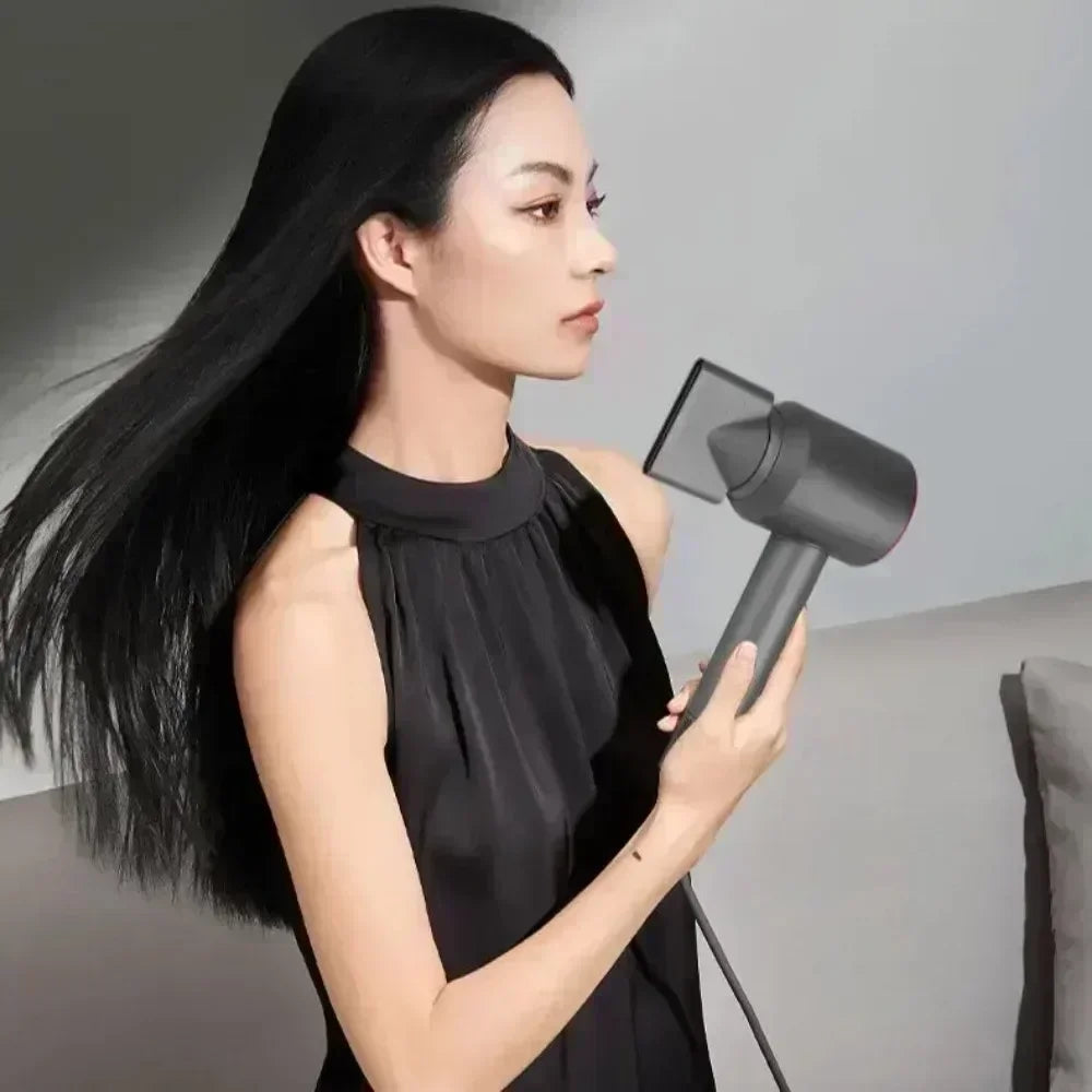 A lightweight, thermostatic styling tool for smooth hair, this 5-in-1 professional hair dryer has both hot and cold air capabilities.