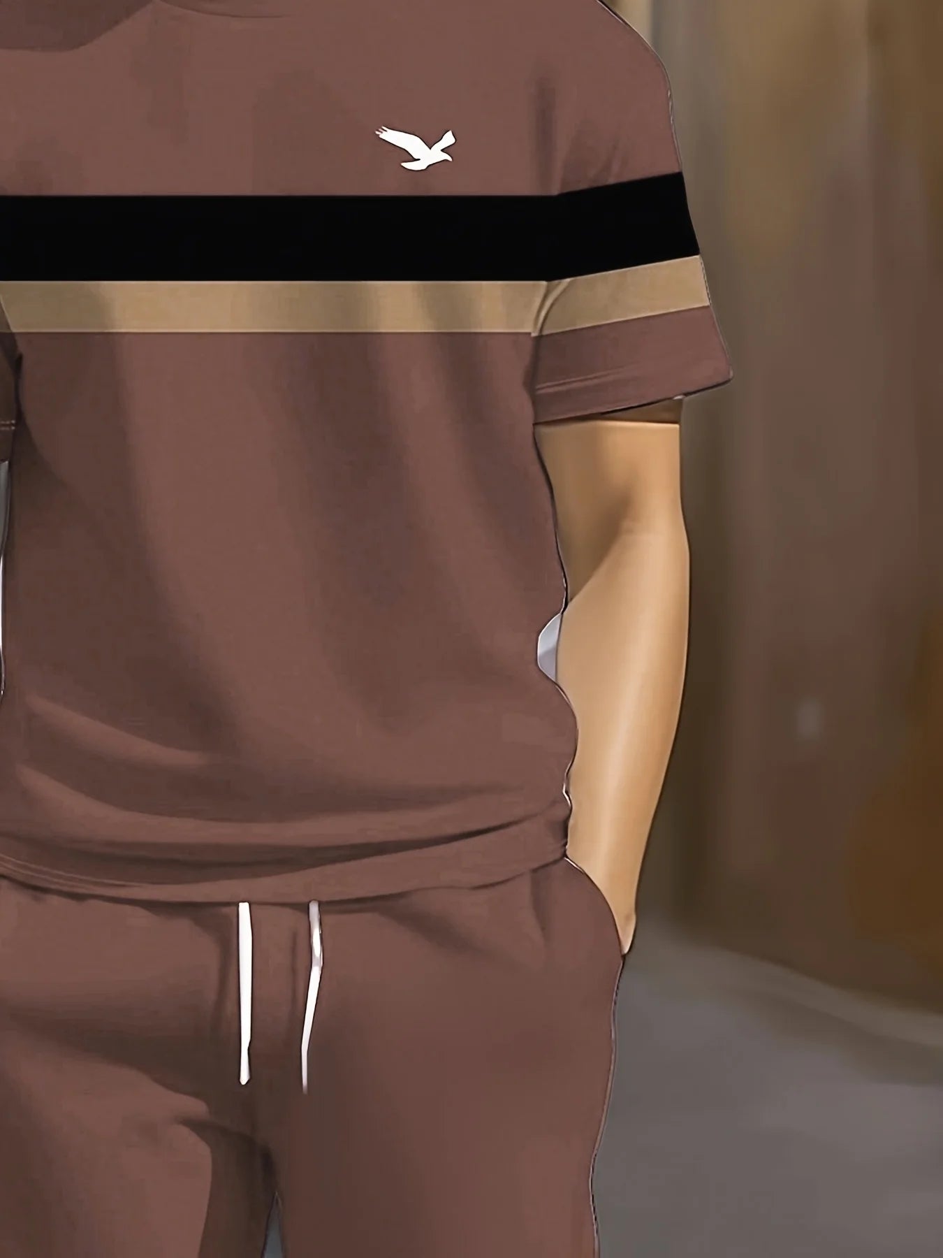 The new summer 2025 men's set with 3D striped prints is a stylish and laid-back piece of outdoor sportswear.