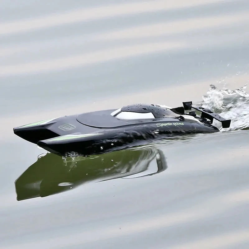 Gifts and toys for boys: 2.4G RC High Speed Racing Boat Waterproof Double Motor Remote Control Professional Speedboat 805